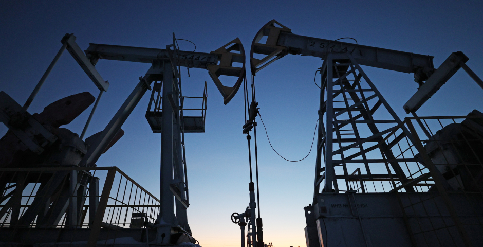 Нефть подорожала до рекорда за полгода, мировые акции падают
