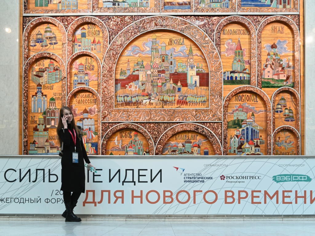 В холле ЦМТ (Центра международной торговли) расположено панно с изображениями русских городов.