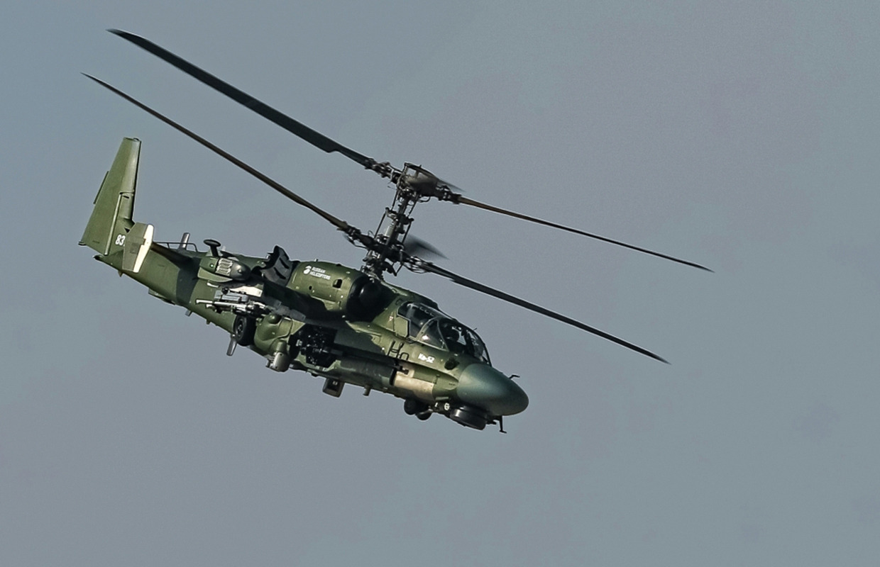 Российский многоцелевой боевой вертолет Ка-52 («Аллигатор») в полете