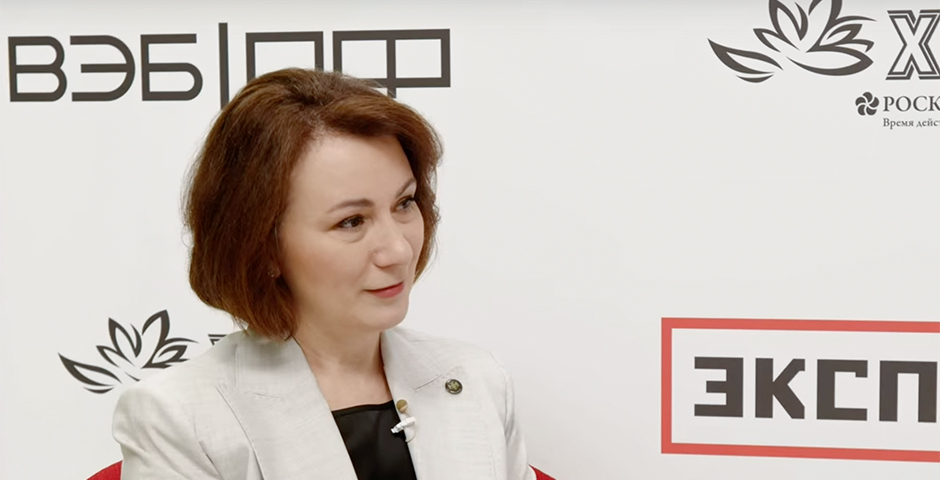 Кадр из интервью с начальником Дальневосточного главного управления Банка России Ириной Карлаш в студии Эксперта на ПМЭФ-2025