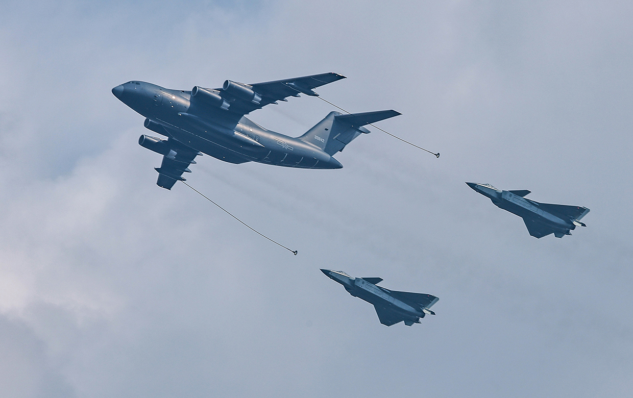 Самолет-заправщик YY-20A над площадью Тяньаньмэнь.