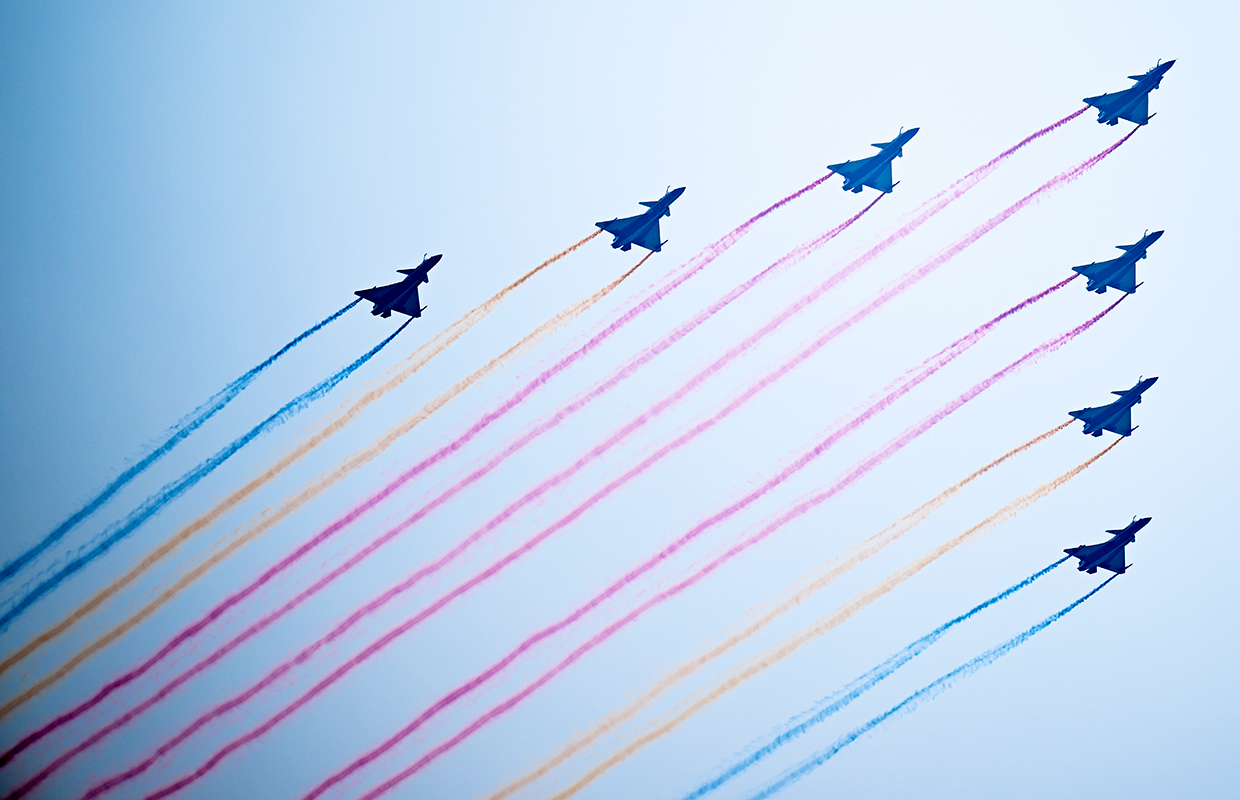 7 истребителей J-10 выпустили 14 цветных дымовых шлейфов — по одному на каждый год войны сопротивления японской агрессии.