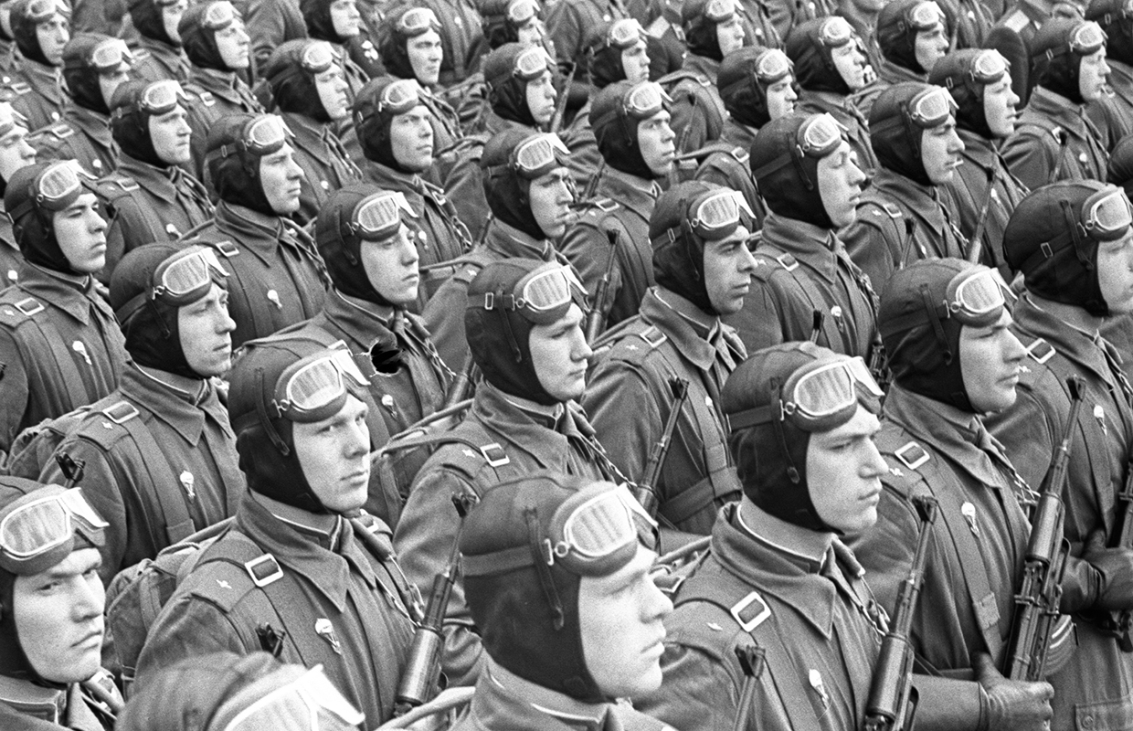 Прохождение колонны летчиков во время военного парада на Красной площади