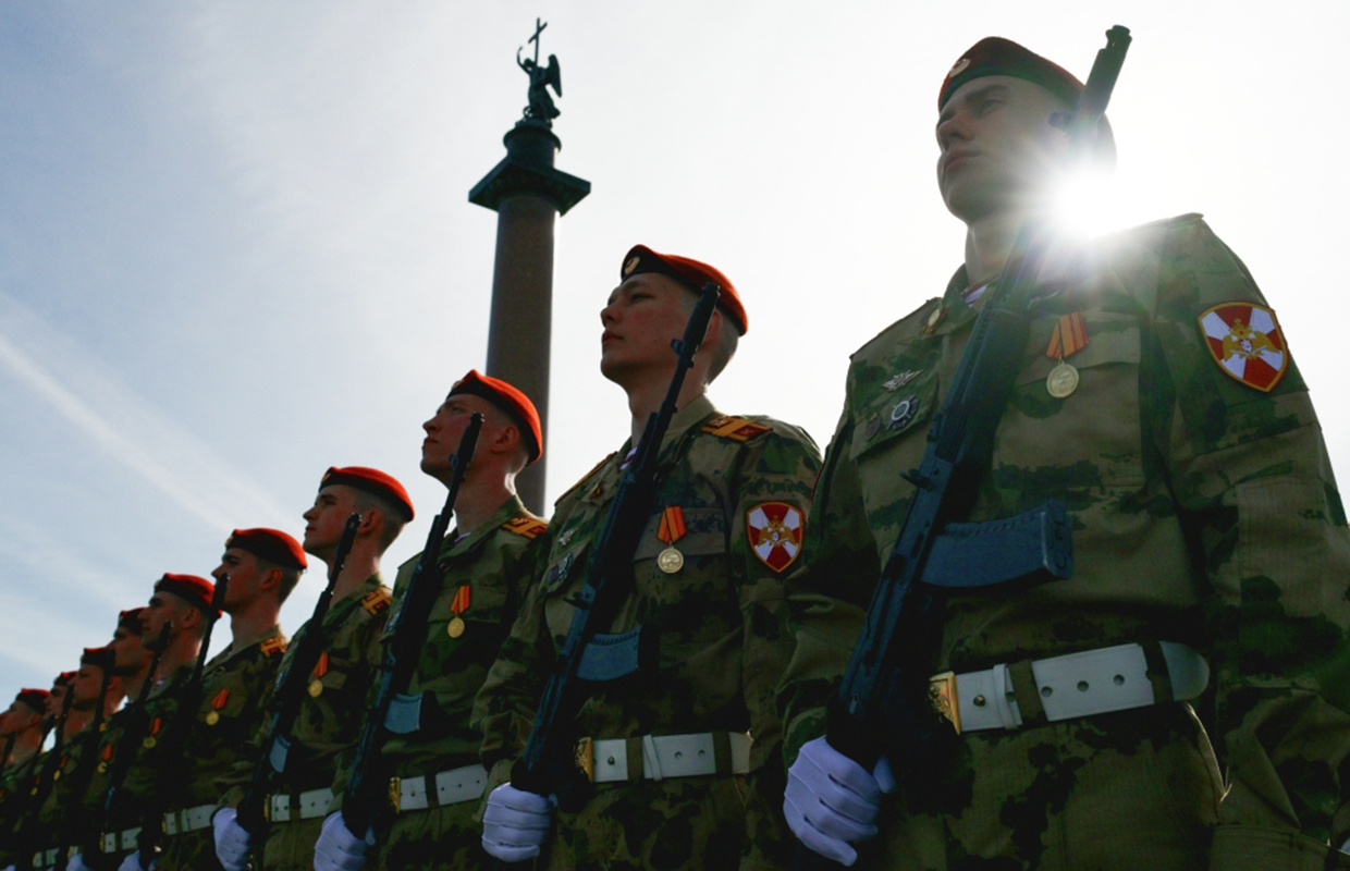 Военнослужащие парадных расчетов перед началом военного парада на&nbsp;Дворцовой площади в&nbsp;Санкт-Петербурге, посвященного 81-й годовщине Победы в&nbsp;Великой Отечественной войне