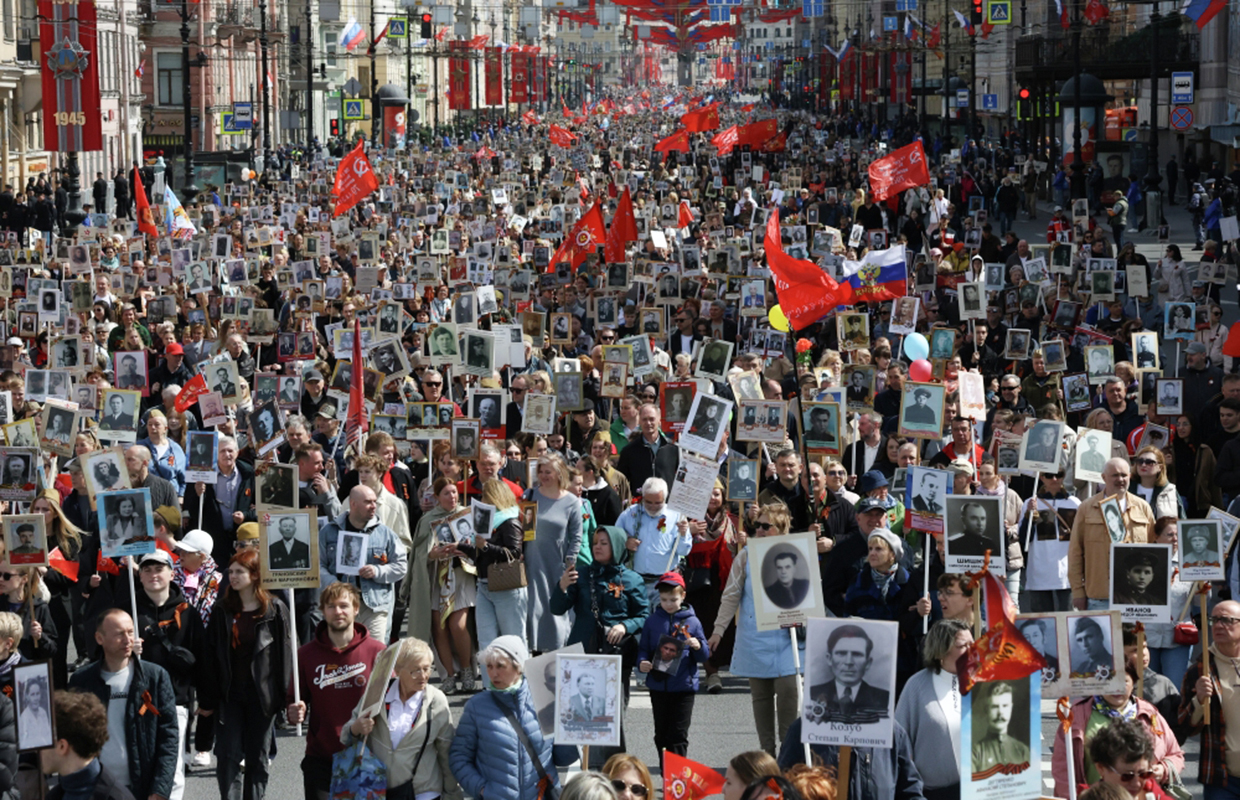 Участники акции «Бессмертный полк», посвященной 81-й годовщине Победы в&nbsp;Великой Отечественной войне, в&nbsp;Санкт-Петербурге
