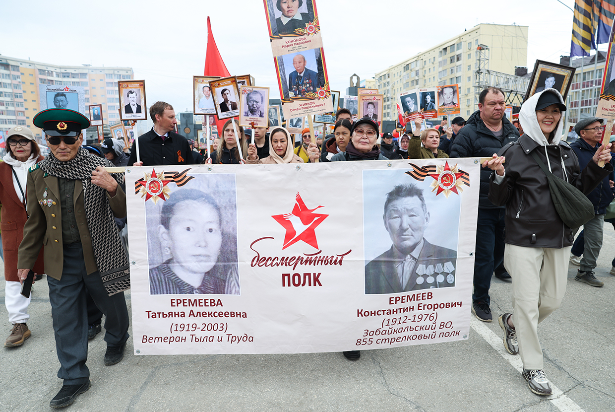 Участники акции памяти «Бессмертный полк» во&nbsp;время шествия в&nbsp;День Победы