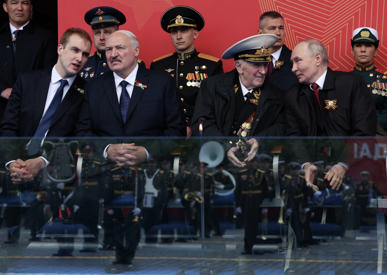 Президент РФ&nbsp;Владимир Путин на&nbsp;Красной площади в&nbsp;Москве на&nbsp;военном параде в&nbsp;честь 81-й годовщины Победы в&nbsp;Великой Отечественной войне. Слева направо: сын президента Белоруссии Александра Лукашенко Николай Лукашенко, президент Белоруссии Александр Лукашенко, ветеран Великой Отечественной войны Свет Турунов