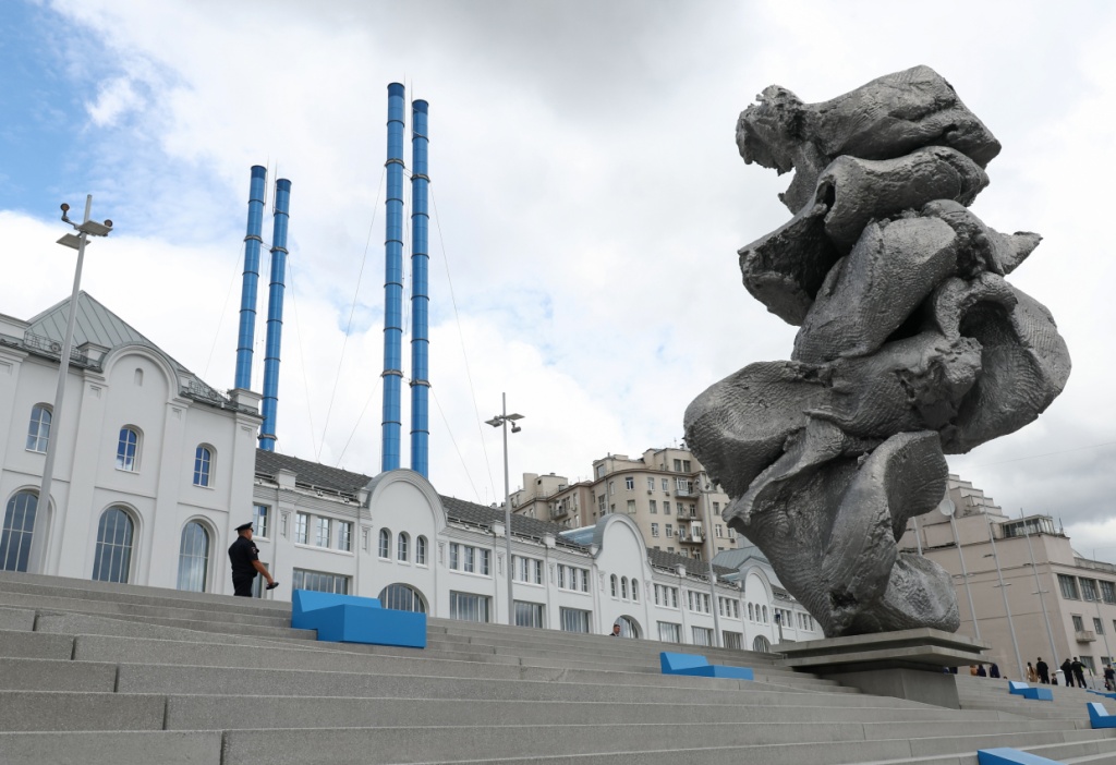 Скульптура «Большая глина № 4» швейцарского художника Урса Фишера на Болотной набережной у здания ГЭС-2